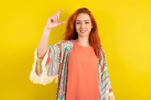 Sarı Stüdyo Arka Planında Duran Kızıl Saçlı Kadın Gülümsüyor Kendine — Stok fotoğraf