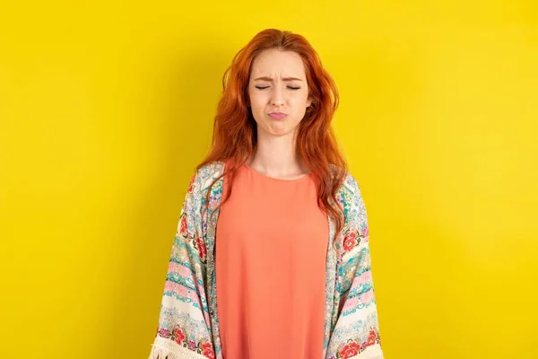 Droevig Somber Afgewezen Rood Haar Vrouw Gele Studio Achtergrond Heeft — Stockfoto
