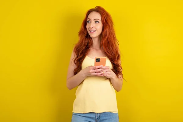 Sarı Stüdyo Arka Planında Sarı Tişörtlü Güzel Kızıl Saçlı Kadın — Stok fotoğraf
