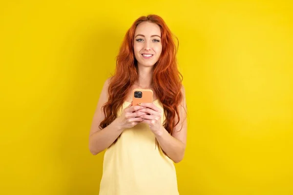 Emocionado Hermosa Mujer Pelo Rojo Con Camisa Amarilla Sobre Fondo —  Fotos de Stock