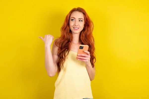 Mooie Roodharige Vrouw Draagt Geel Shirt Gele Studio Achtergrond Met — Stockfoto