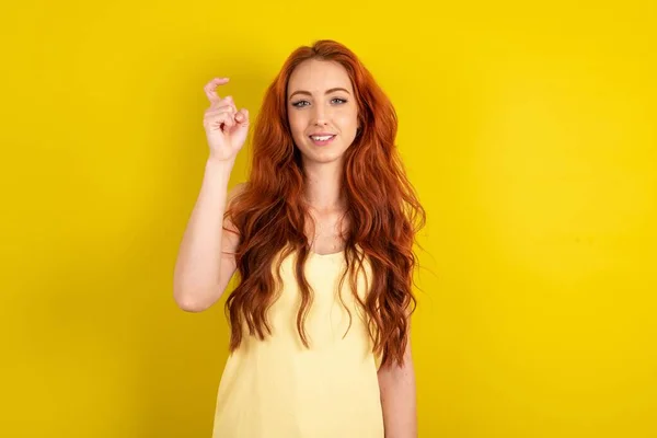 Sarı Stüdyo Arka Planında Sarı Tişörtlü Güzel Kızıl Saçlı Kadın — Stok fotoğraf