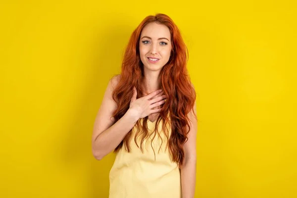 Mooie Roodharige Vrouw Draagt Geel Shirt Gele Studio Achtergrond Glimlacht — Stockfoto