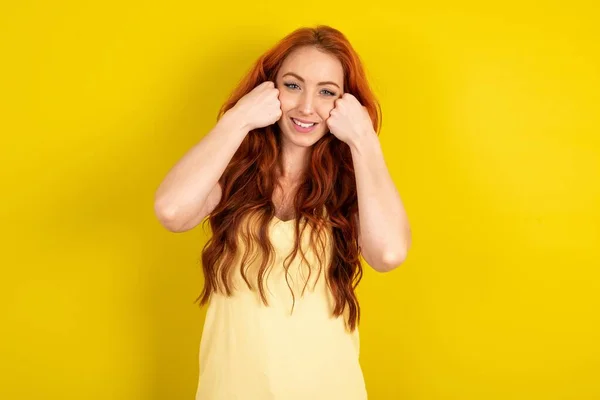 Gelukkig Mooi Rood Haar Vrouw Dragen Geel Shirt Gele Studio — Stockfoto