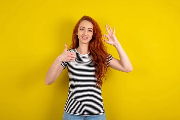 Rood Harige Vrouw Draagt Gestreept Shirt Gele Studio Achtergrond Glimlachend — Stockfoto