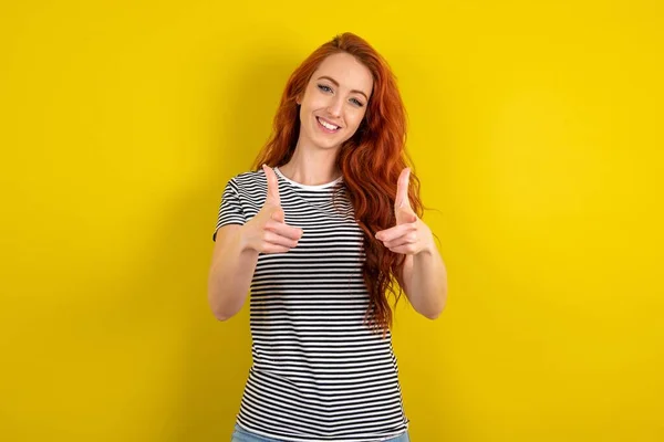 Rood Harige Vrouw Draagt Gestreept Shirt Gele Studio Achtergrond Richt — Stockfoto