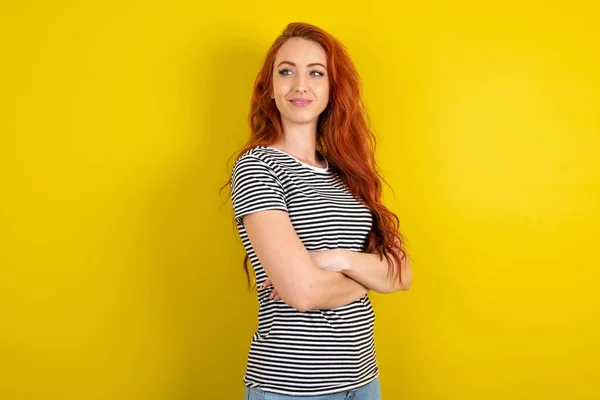 Rood Haar Vrouw Dragen Gestreept Shirt Gele Studio Achtergrond Armen — Stockfoto