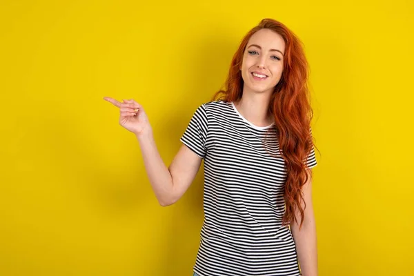 Rood Harige Vrouw Draagt Gestreept Shirt Gele Studio Achtergrond Lacht — Stockfoto