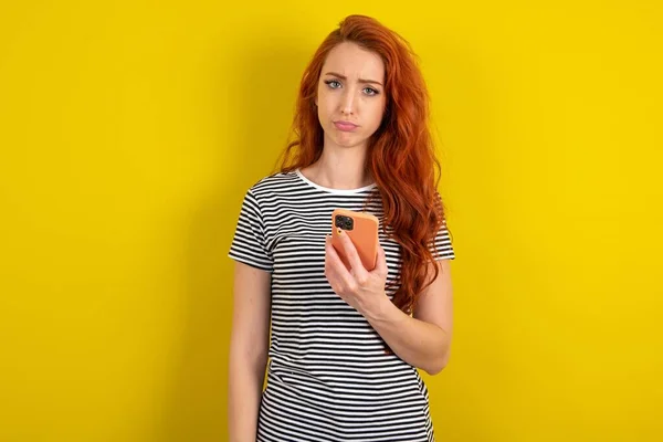 Ontevreden Roodharige Vrouw Draagt Gestreept Shirt Gele Studio Achtergrond Maakt — Stockfoto