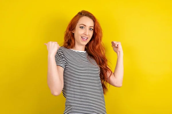 Cool Rood Harige Vrouw Dragen Gestreept Shirt Gele Studio Achtergrond — Stockfoto