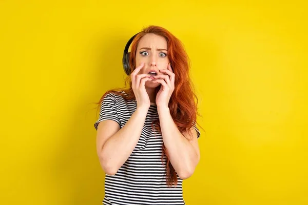 Geschokt Rood Haar Vrouw Draagt Gestreept Shirt Gele Studio Achtergrond — Stockfoto