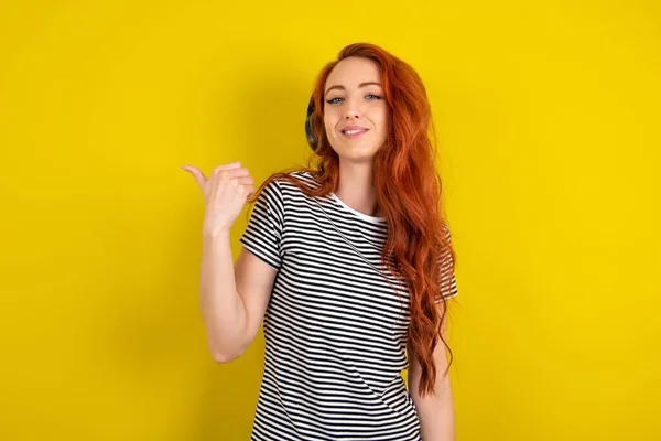 Rood Harige Vrouw Draagt Gestreept Shirt Gele Studio Achtergrond Luistert — Stockfoto