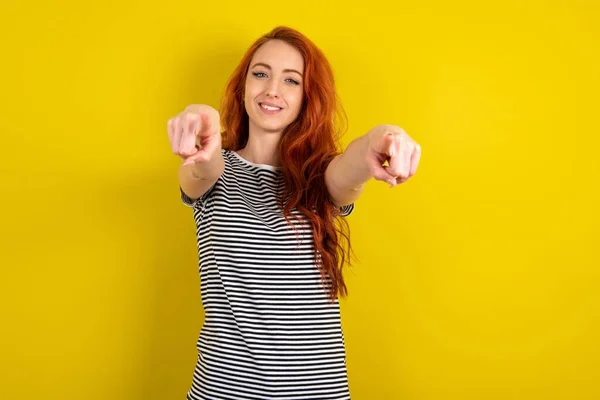 Rood Harige Vrouw Draagt Gestreept Shirt Gele Studio Achtergrond Vrolijk — Stockfoto