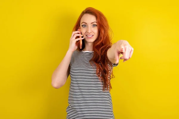 Mulher Positiva Indica Diretamente Câmera Tem Telefone Conversa Sorrisos Amplamente — Fotografia de Stock
