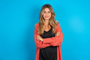 Rüya gibi bir istirahat, güzel, sarışın, kırmızı tişörtlü, kollarını kavuşturan bir kadın.,