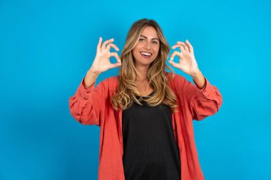 Tişört giyen sarışın kadın iki elini de 