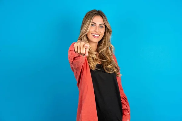 Mulher Loira Vestindo Camiseta Apontando Para Câmera Com Sorriso Satisfeito — Fotografia de Stock