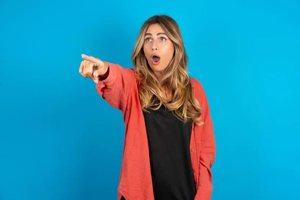 Mulher Loira Vestindo Camiseta Apontando Com Dedo Surpreso Frente Boca — Fotografia de Stock