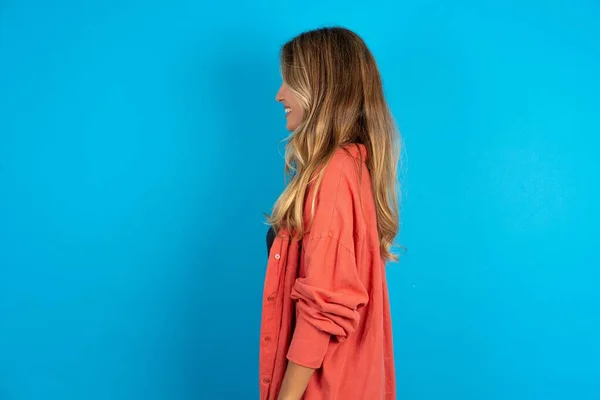 Blond Kvinna Bär Overshirt Ser Sidan Koppla Profil Posera Med — Stockfoto