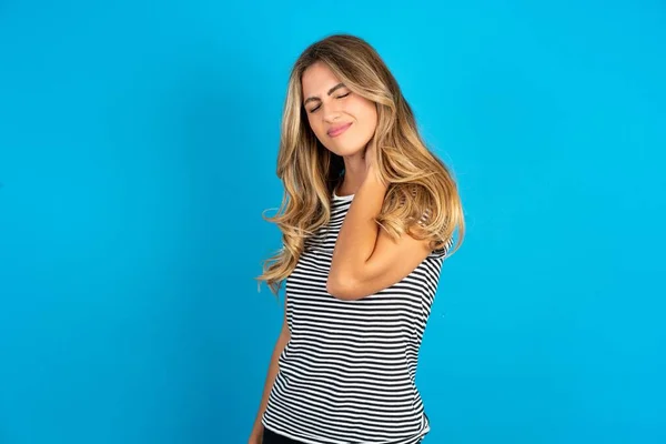 Junge Schöne Frau Trägt Gestreiftes Shirt Über Blauem Hintergrund Leiden — Stockfoto