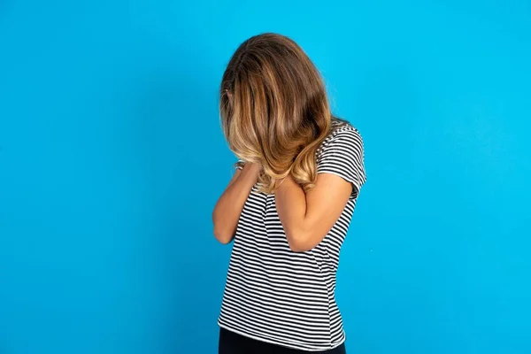 Mavi Arka Planda Çizgili Tişört Giyen Üzgün Genç Bir Kadın — Stok fotoğraf