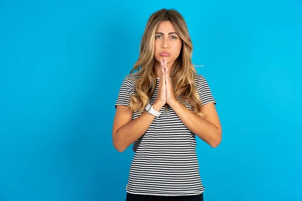 Positive Junge Schöne Frau Trägt Gestreiftes Shirt Über Blauem Hintergrund — Stockfoto