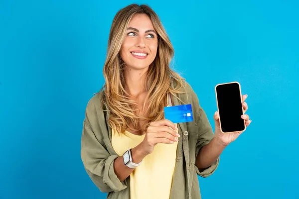 Junge Schöne Blonde Frau Trägt Overshirt Auf Blauem Hintergrund Mit — Stockfoto