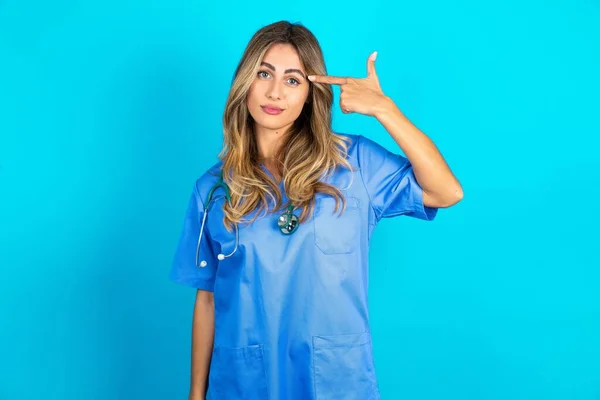 Mujer Médica Hermosa Infeliz Pie Sobre Fondo Azul Estudio Hace — Foto de Stock