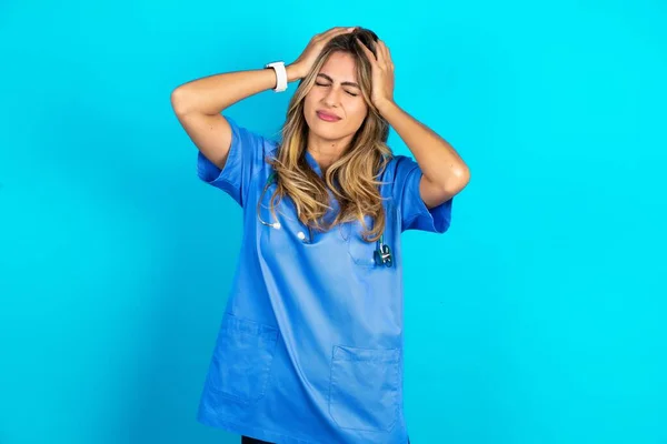 Hermosa Mujer Doctora Pie Sobre Fondo Estudio Azul Que Sufre —  Fotos de Stock