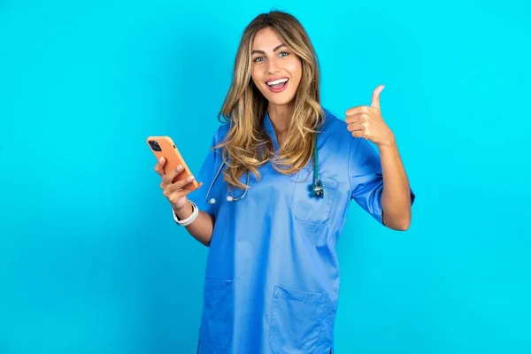 Retrato Hermosa Mujer Doctora Pie Sobre Fondo Azul Estudio Usando — Foto de Stock