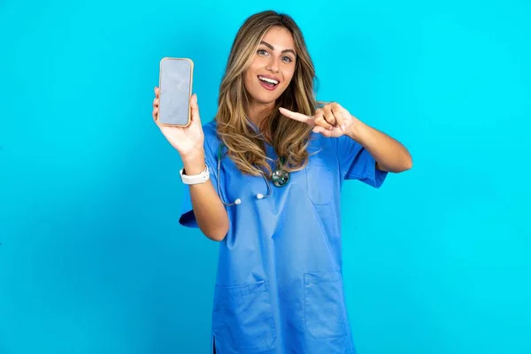 Atraente Alegre Bela Médica Mulher Sobre Azul Estúdio Fundo Segurando — Fotografia de Stock