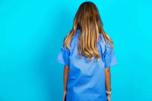 Vue Arrière Une Belle Femme Médecin Debout Sur Fond Bleu — Photo
