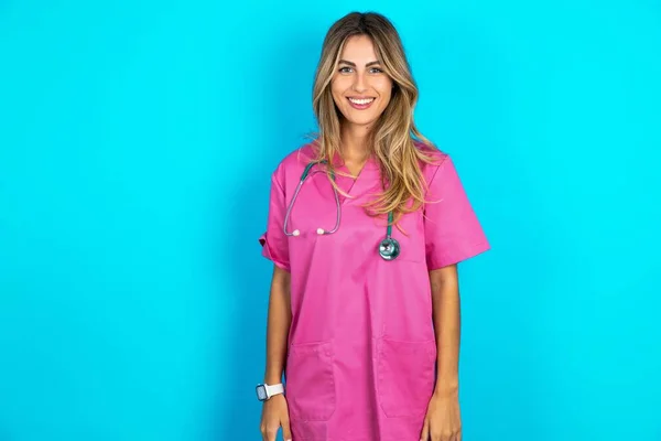 Hermosa Mujer Doctora Pie Sobre Fondo Estudio Azul Con Bonita —  Fotos de Stock