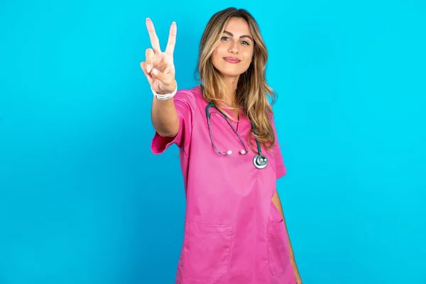 Médico Mujer Caucásica Uniforme Médico Rosa Con Estetoscopio Dirige Los — Foto de Stock