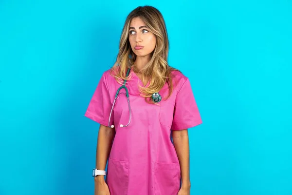 Insatisfecha Hermosa Doctora Mujer Pie Sobre Azul Estudio Monederos Fondo —  Fotos de Stock