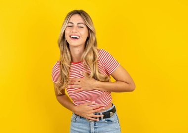 Kafkasyalı kadın kahkahalarla gülüyor çünkü elleri vücutta komik bir şaka var..