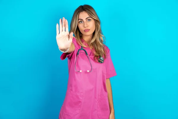 Mulher Branca Médico Uniforme Médico Rosa Com Estetoscópio Mostra Sinal — Fotografia de Stock