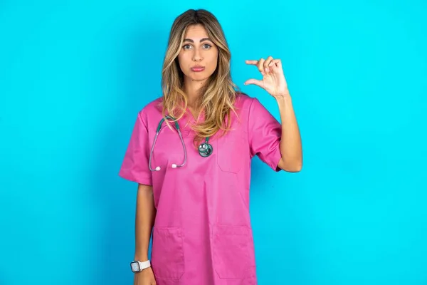 Médico Mujer Caucásica Uniforme Médico Rosa Con Estetoscopio Bolsos Labio — Foto de Stock