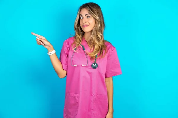 Médico Mujer Caucásica Uniforme Médico Rosa Con Puntos Estetoscopio Espacio — Foto de Stock