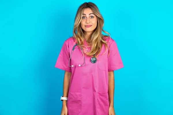 ピンクの医療用制服を着た白人女性医師は 衝撃的なニュースに反応します 驚いた少女は息を止める — ストック写真