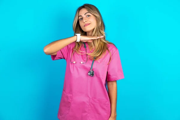 Médico Mujer Caucásica Uniforme Médico Rosa Con Estetoscopio Degollar Con — Foto de Stock