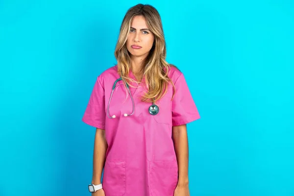 Médico Mujer Caucásica Uniforme Médico Rosa Con Estetoscopio Deprimido Preocupación — Foto de Stock