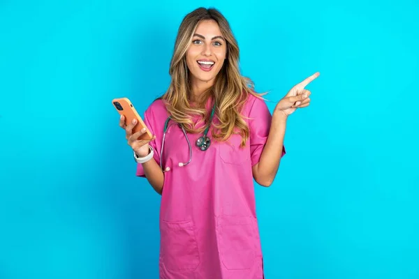 Verbaasde Blanke Vrouw Arts Roze Medisch Uniform Met Stethoscoop Houden — Stockfoto