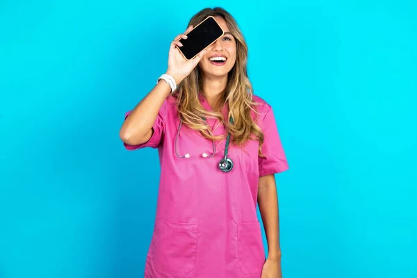 Mulher Branca Médico Uniforme Médico Rosa Com Estetoscópio Segurando Smartphone — Fotografia de Stock
