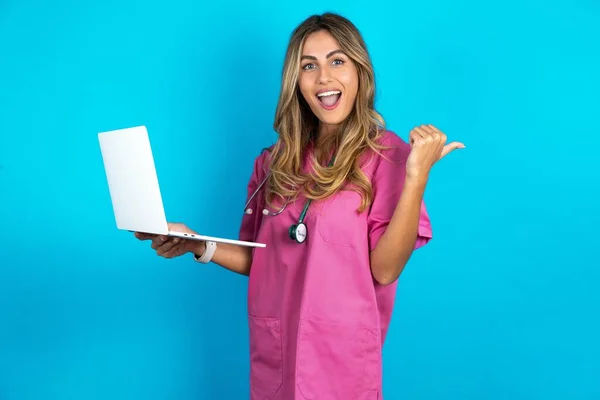 Blank Vrouw Arts Roze Medisch Uniform Met Stethoscoop Regisseren Lege — Stockfoto