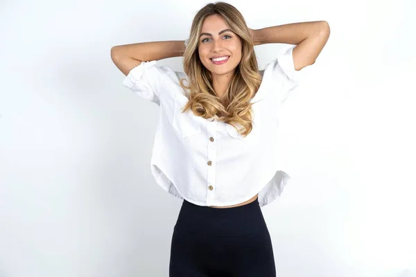 Nöjd Ung Kaukasiska Affärskvinna Bär Vit Skjorta Över Vit Bakgrund — Stockfoto