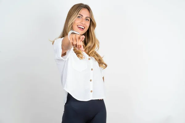 Junge Kaukasische Geschäftsfrau Trägt Ein Weißes Hemd Über Weißem Hintergrund — Stockfoto