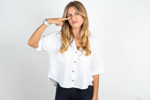 Młoda Kaukaska Bizneswoman Białej Koszuli Białym Tle Wskazująca Nieszczęśliwie Pryszcze — Zdjęcie stockowe