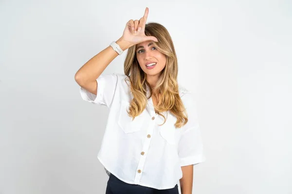 Jovem Mulher Negócios Caucasiana Vestindo Camisa Branca Sobre Fundo Branco — Fotografia de Stock