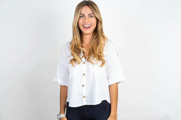 Jovem Mulher Negócios Caucasiana Vestindo Camisa Branca Sobre Fundo Branco — Fotografia de Stock